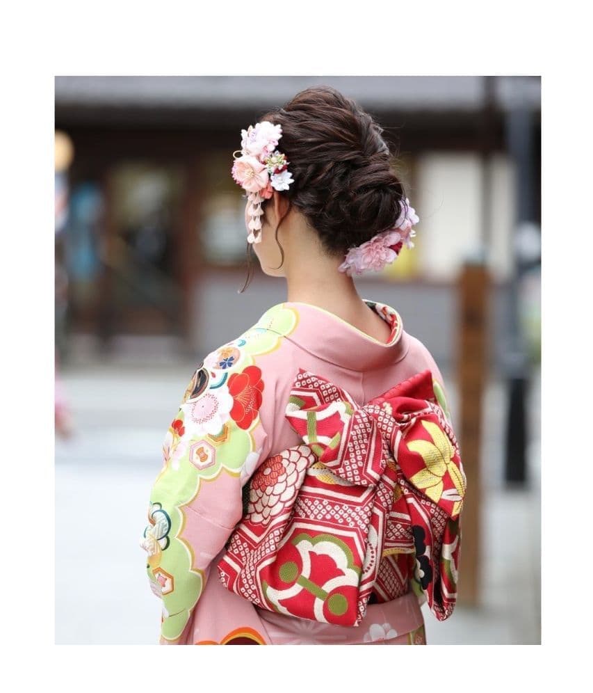 ピンクの着物を着た若い女性の後ろ姿