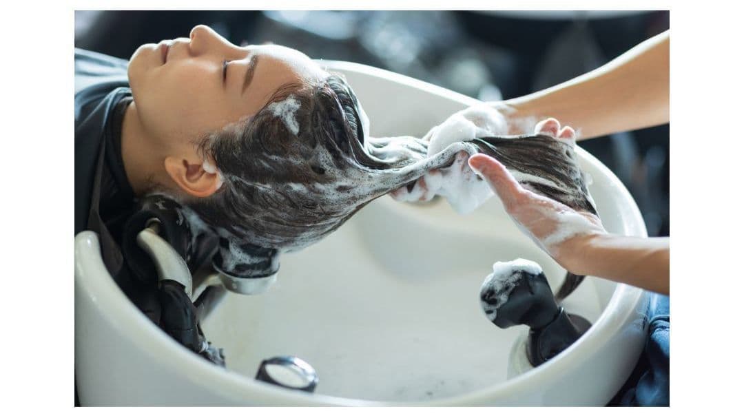 たっぷりな泡でシャンプーしている様子